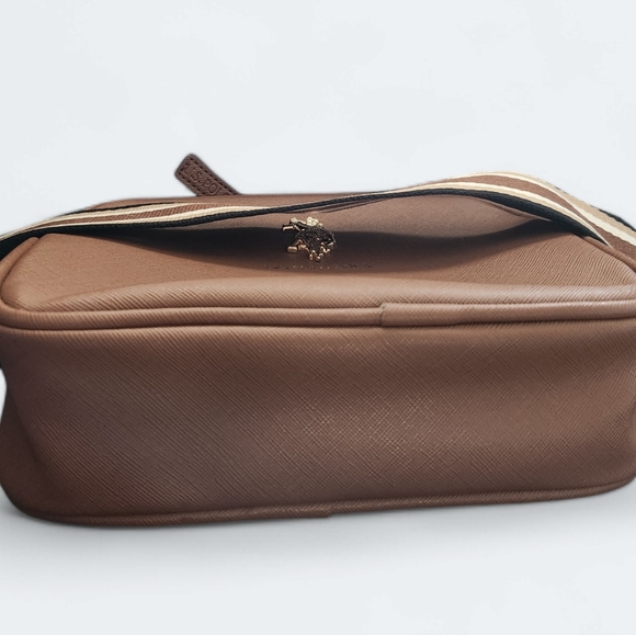 CLASSIC ZIP CROSSBODY BAG - Picture 7 of 8